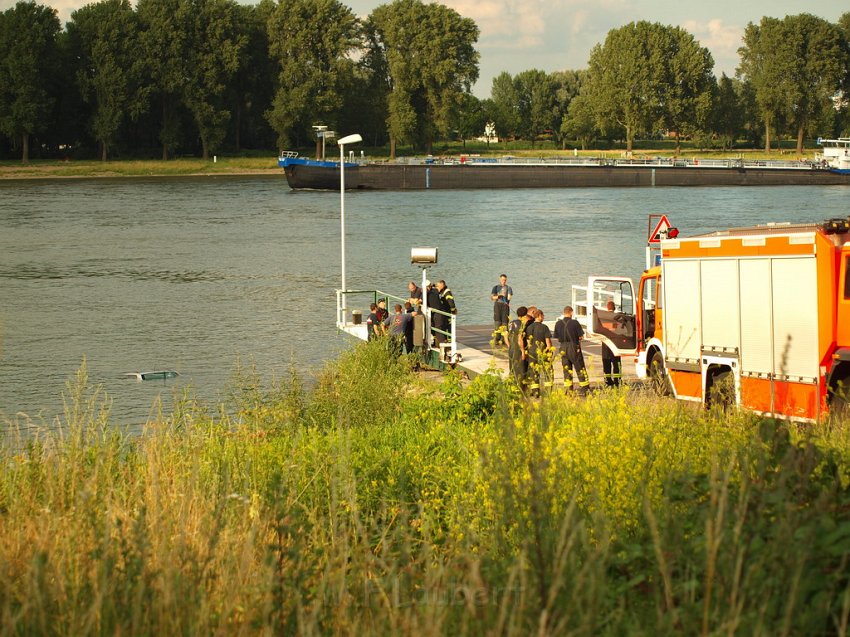 PKW im Rhein Faehre Hitdorf P047.JPG